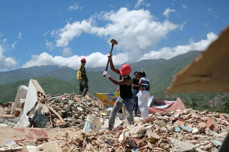 Suben a 3,811 los muertos por los terremotos en Venezuela
