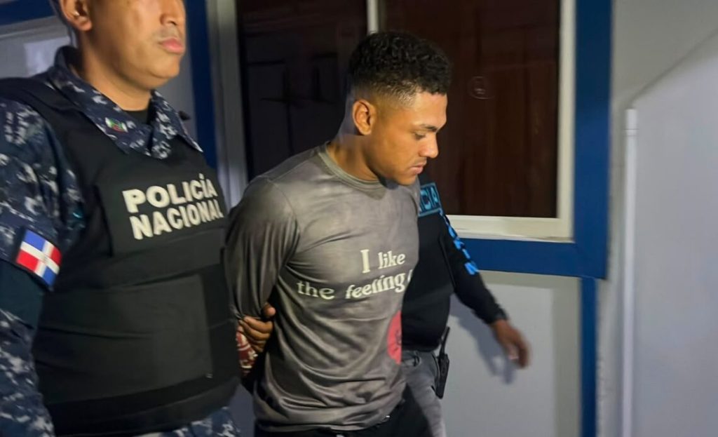 Se entrega presunto asesino de una menor de 17 años en Santiago