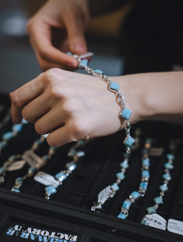 Lariambar Factory: la excelencia dominicana que transforma el larimar y el ámbar en arte