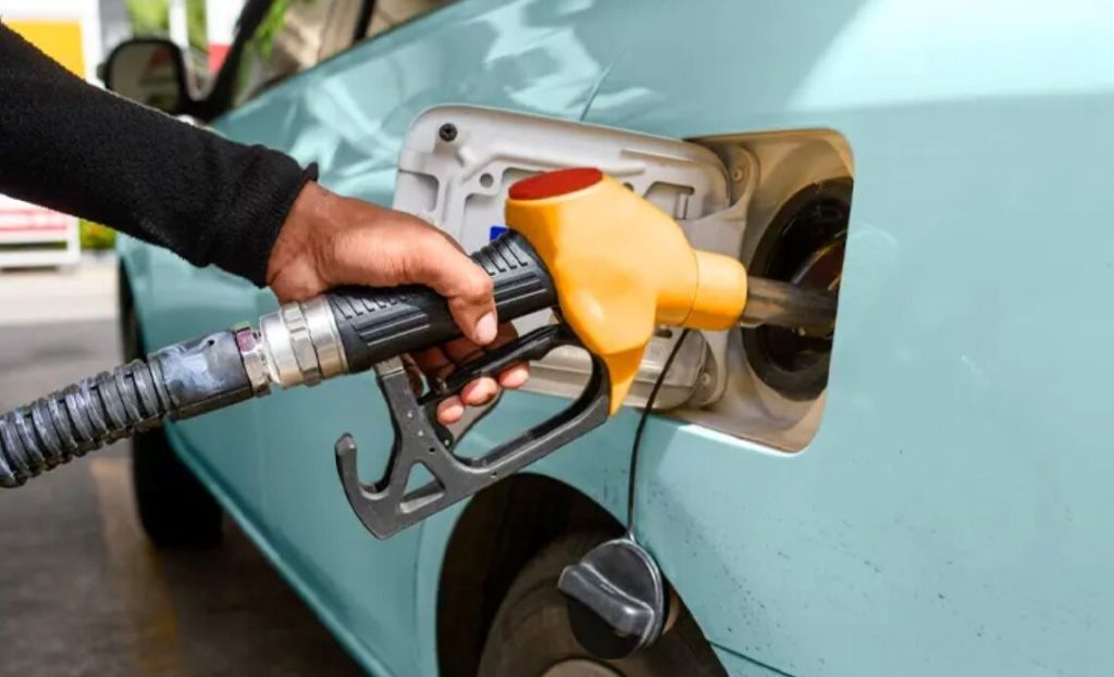 Gobierno baja el precio de las gasolinas y el gasoil