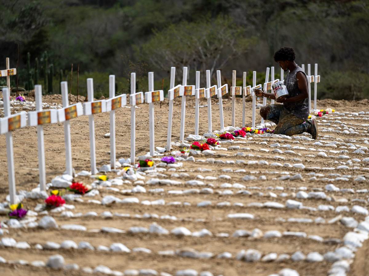 Entierran cuerpos no identificados en Venezuela tras los devastadores terremotos que han dejado más de 3.000 muertos