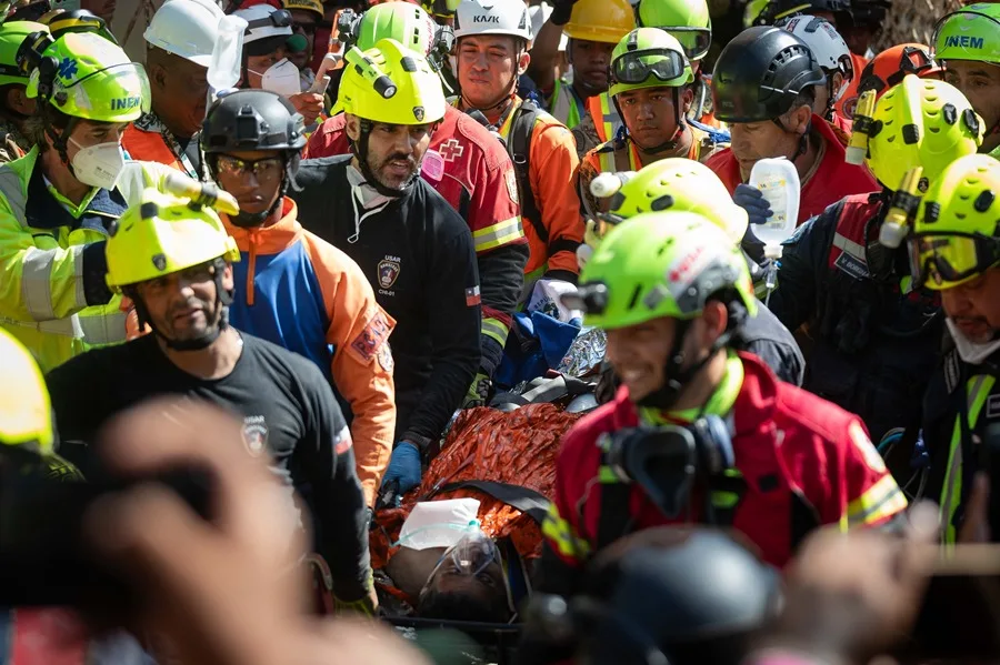 Rescatan con vida a hombre tras ocho días bajo los escombros y continúan esfuerzos para salvar a niño de 9 años en Venezuela