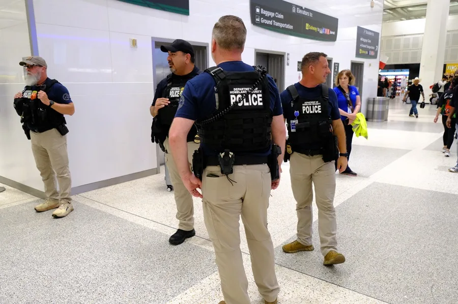 Hasta 40 inmigrantes al día han sido detenidos en los aeropuertos de EE.UU., según NBC