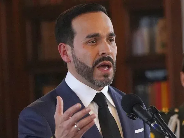 Presidente de Colombia presenta un libro con casos de presunta corrupción en el gobierno de Petro
