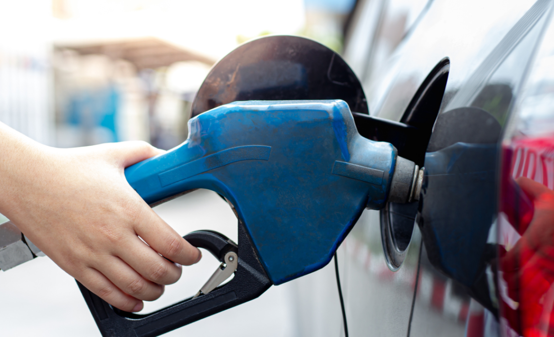Gobierno aplica aumento de RD$3 a los combustibles regulares