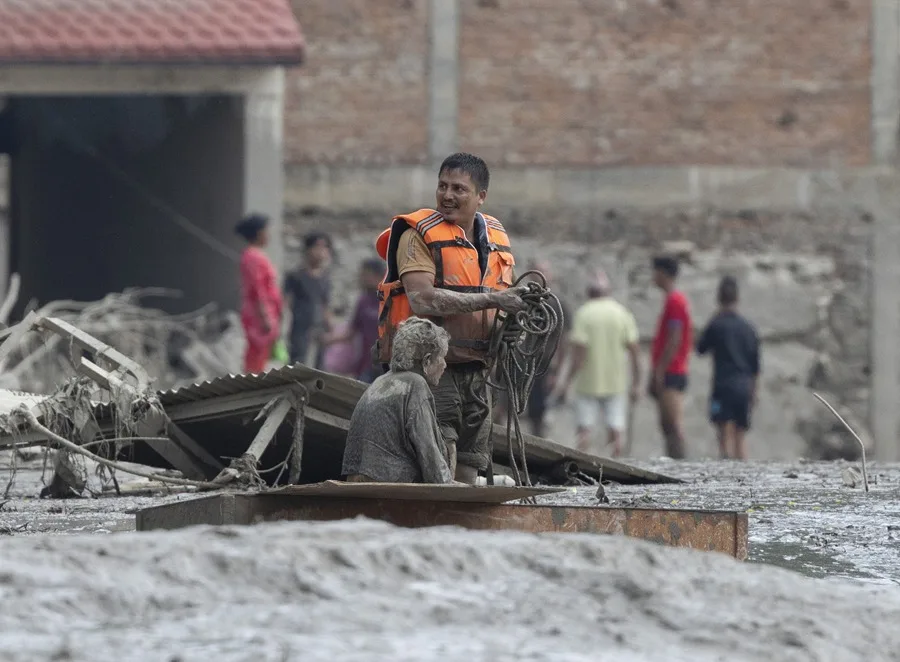 Riada en Nepal deja al menos 160 muertos y cerca de mil desaparecidos