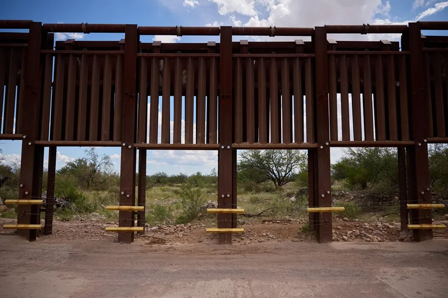 EE.UU. retoma la construcción de muro fronterizo de 100 kilómetros entre Arizona y México