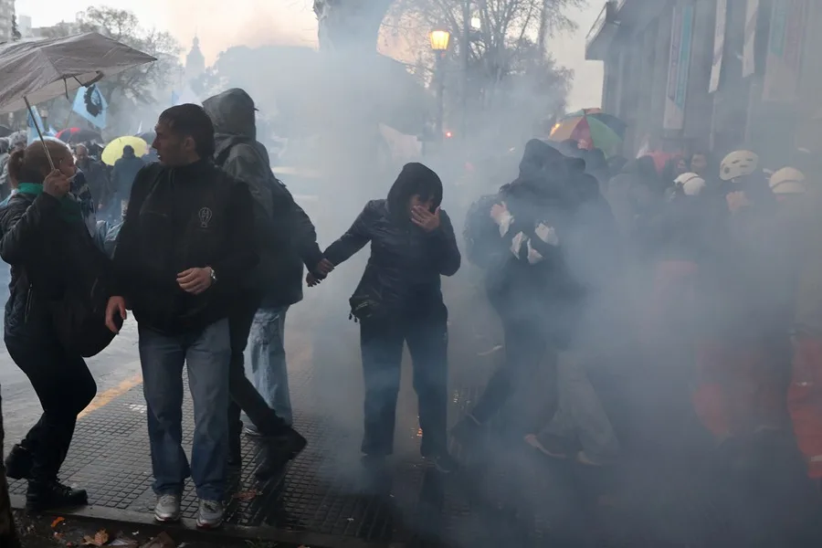 Fuerzas de seguridad disuelven una protesta frente al Congreso contra proyecto de Milei