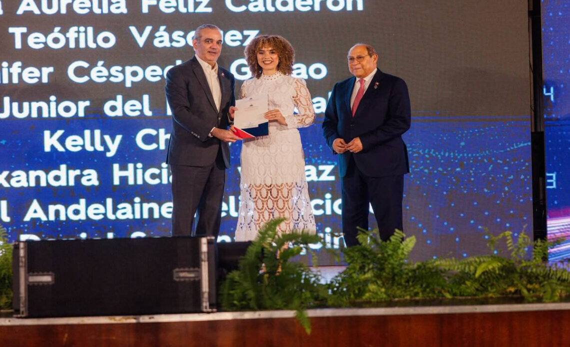 Estudiantes podrán aplicar a becas del Mescyt con calificaciones del penúltimo año de bachillerato
