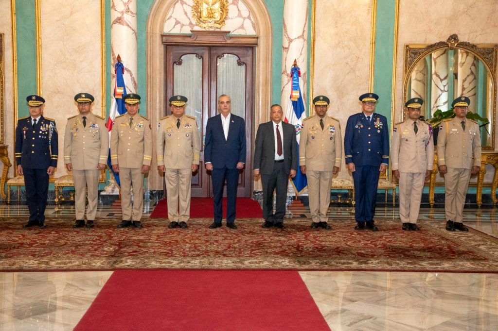 Abinader toma juramento a nuevos comandantes del Ejército, la Fuerza Aérea y al director de la Policía Nacional