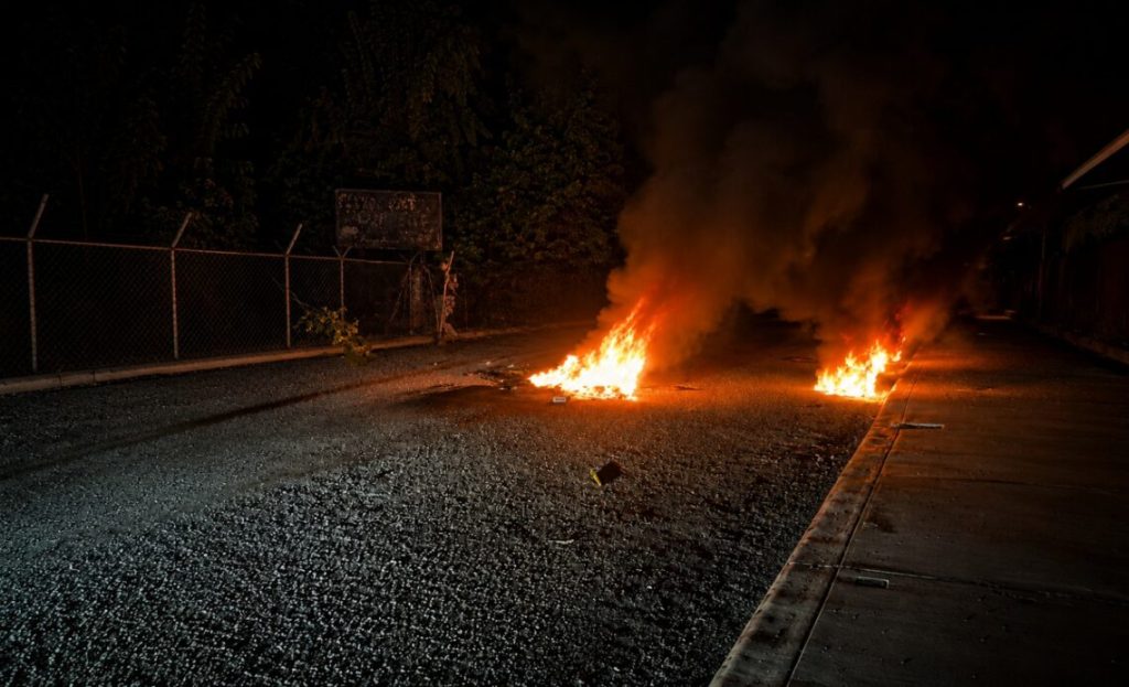 Queman neumáticos en Sabana Grande de Boyá tras más de nueve horas sin electricidad