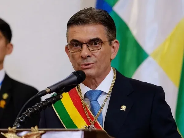 Presidente de Bolivia ofrece disculpas por su ausencia en la investidura del presidente electo de Colombia