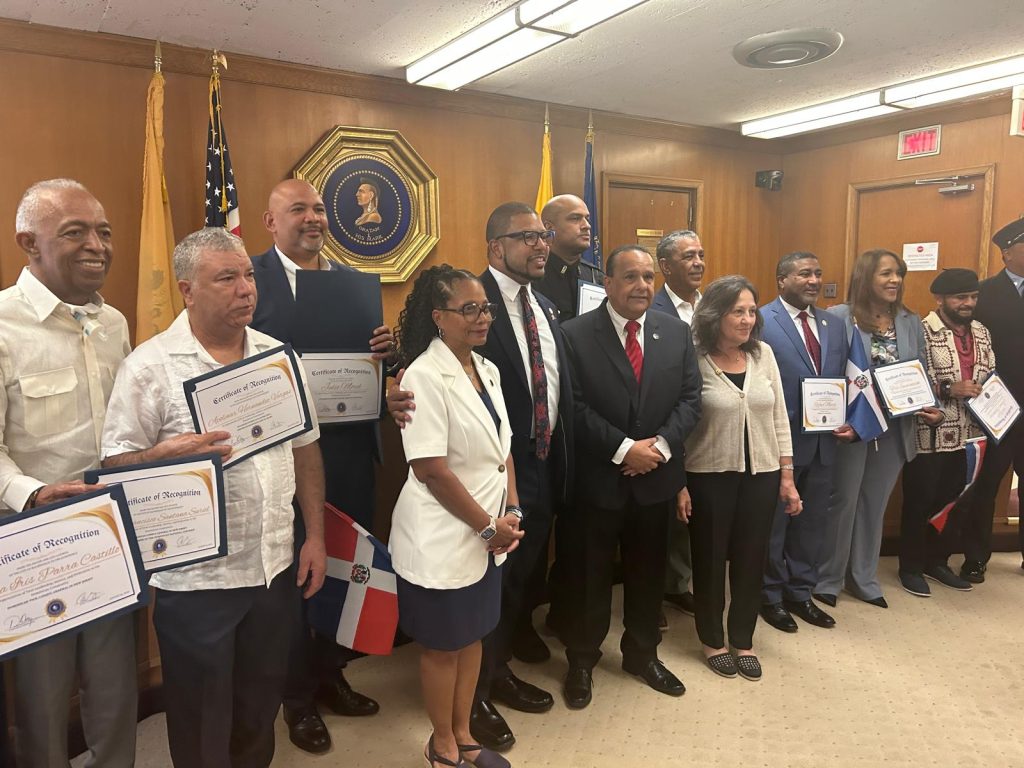 Hackensack hace historia con el primer izamiento de la bandera dominicana en honor a la Restauración