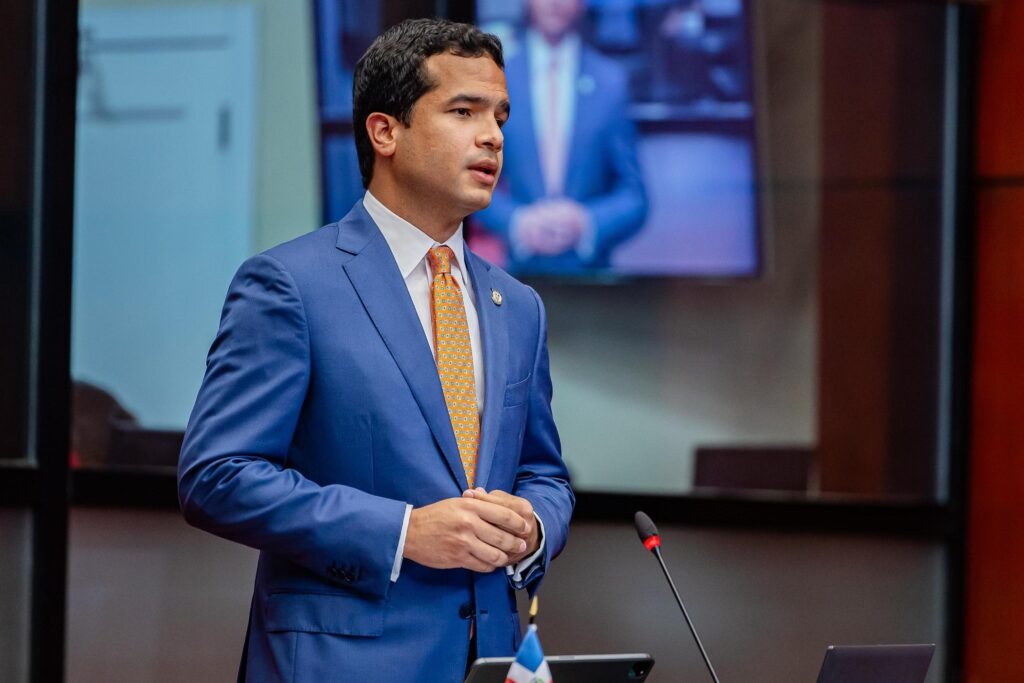 Omar Fernández cuestiona impacto migratorio en aulas: “Estudiantes haitianos pasaron de 25,000 a más de 205,000”