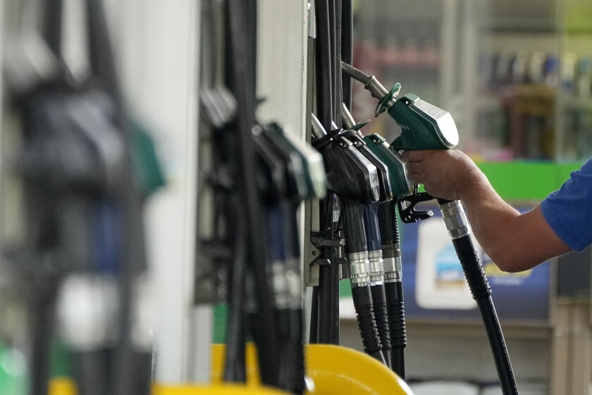 Gobierno sube 3 pesos a la gasolina y el gasoil regular; congela la gasolina premium