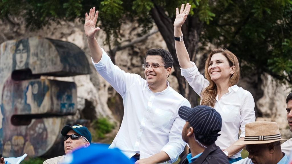 Decretos de Abinader favorecen más a David que a Carolina