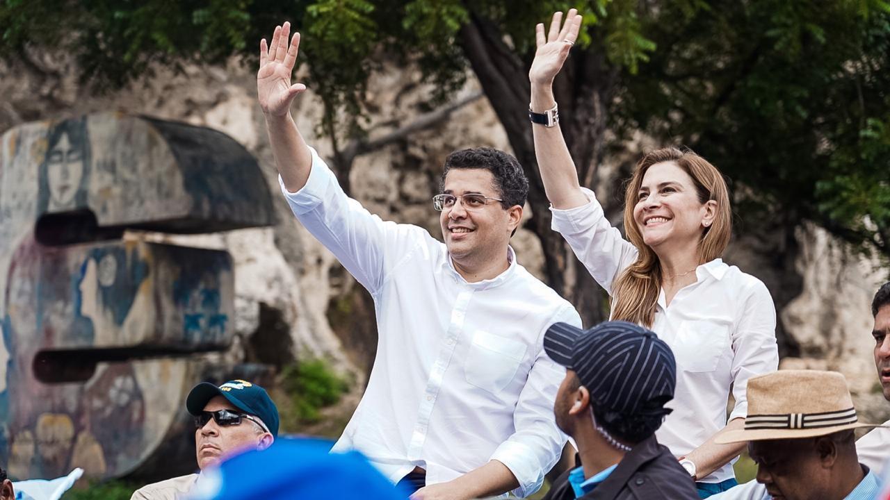 Decretos de Abinader favorecen más a David que a Carolina