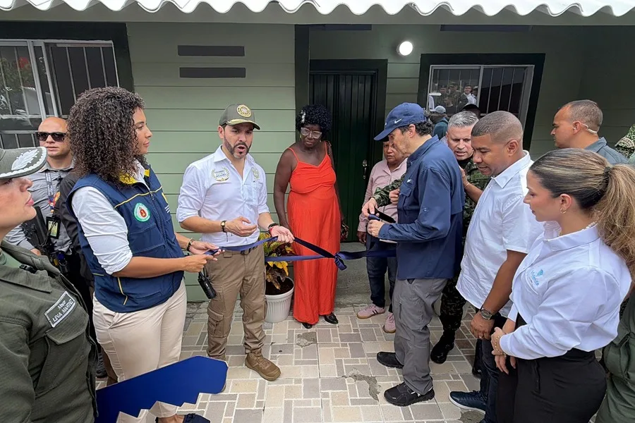 Colombia entrega las primeras viviendas donadas a las familias afectadas por el terremoto