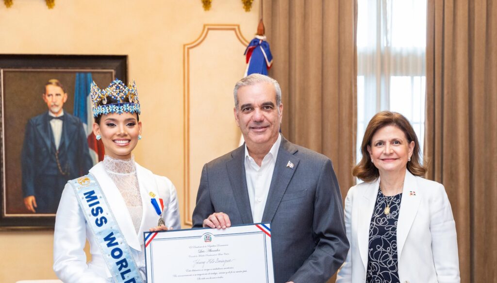Miss World Joheirry Mola es recibida por Abinader y Raquel Peña