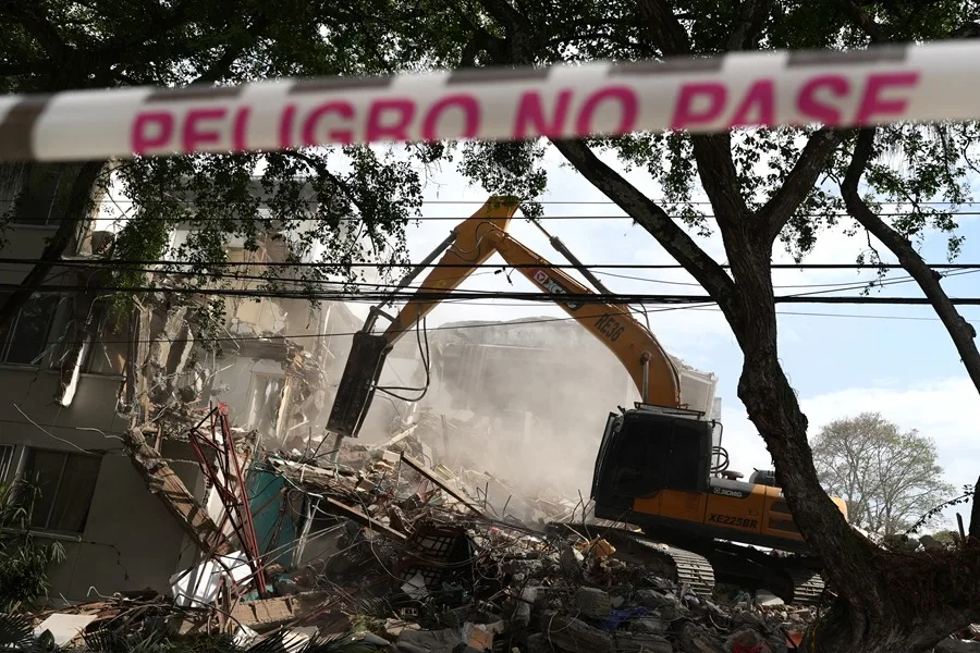 Cali comienza a demoler los edificios afectados por el terremoto de 7,4 en Colombia