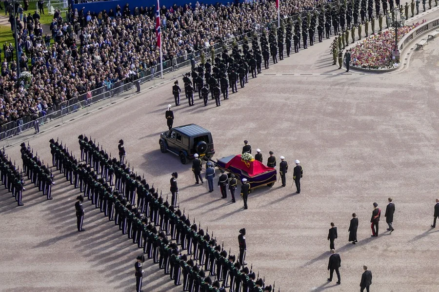 El cortejo fúnebre con el ataúd del rey Harald V de Noruega inicia su recorrido hasta la catedral de Oslo