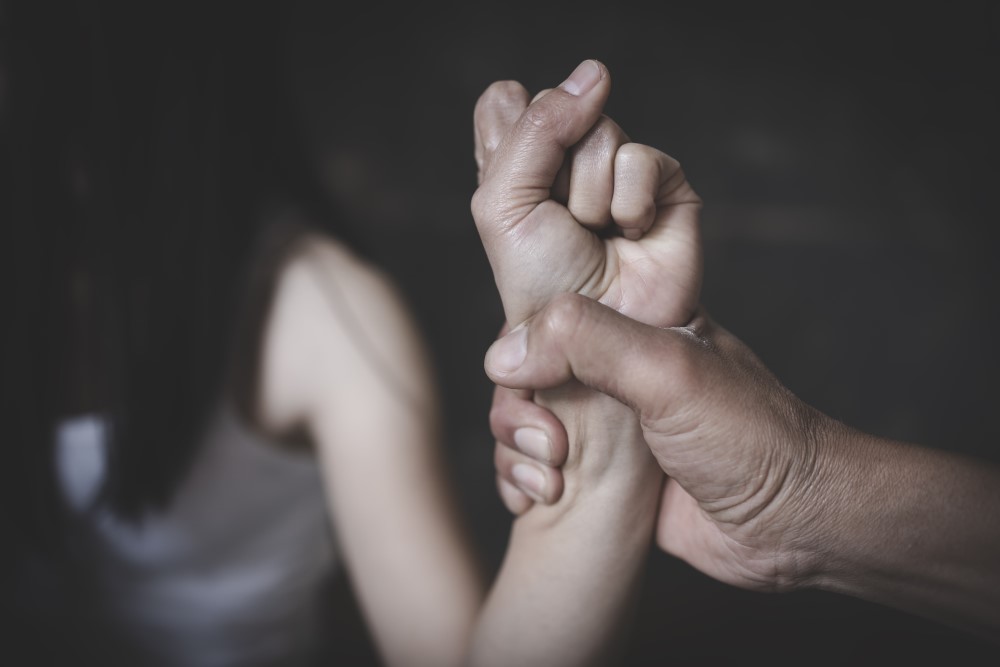 Estudiante de la Universidad de Cornell denuncia a siete miembros de una fraternidad por drogarla y violarla durante horas