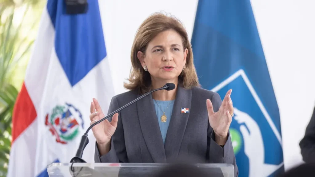 Raquel Peña firma extradición de tres dominicanos requeridos por justicia de Estados Unidos