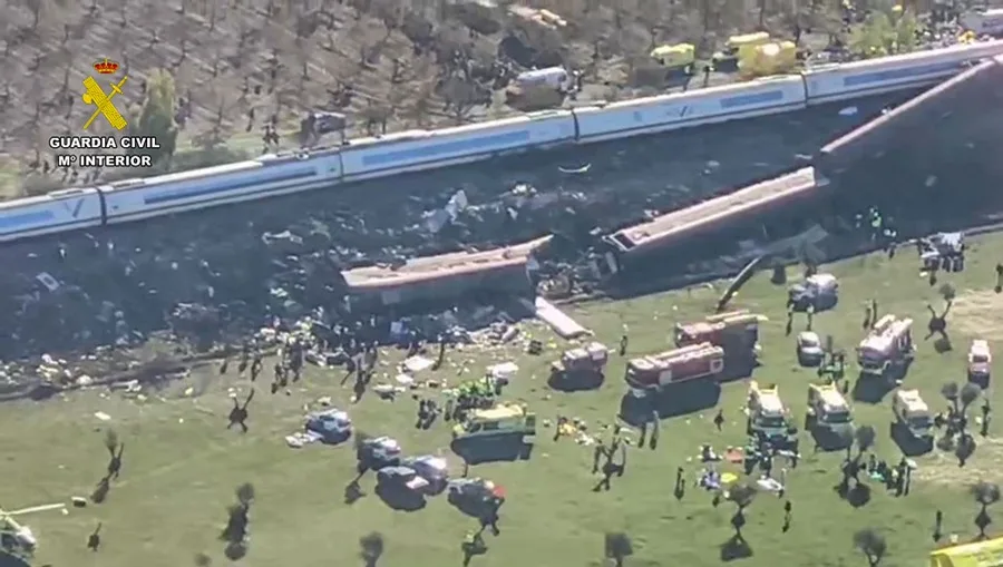 Aumenta a 64 fallecidos y 80 los heridos en el choque de trenes en España