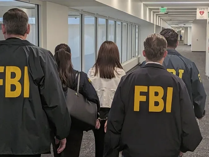 FBI dice que Estados Unidos “no es patio de recreo” de sus enemigos tras un arresto por espionaje chino