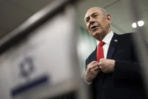 Netanyahu ganaría las elecciones, pero el bloque opositor le supera en escaños, según sondeos