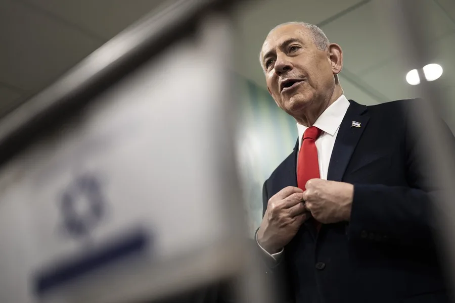 Netanyahu ganaría las elecciones, pero el bloque opositor le supera en escaños, según sondeos