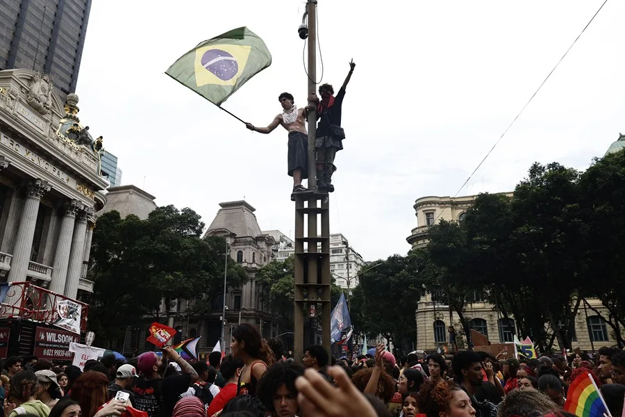 Miles de estudiantes se toman el centro de Río de Janeiro en un acto contra Flávio Bolsonaro y a favor de Lula