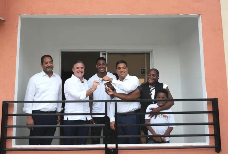Gobierno hace entrega de apartamento al atleta Christopher Melenciano