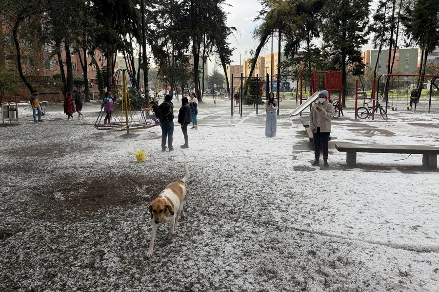 Granizada viste de blanco a Bogotá, Colombia, y retrasa vuelos por la baja visibilidad