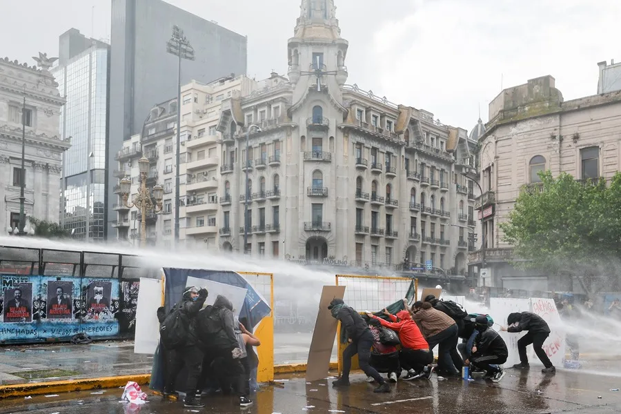 Policía reprime una masiva manifestación contra Milei en Buenos Aires