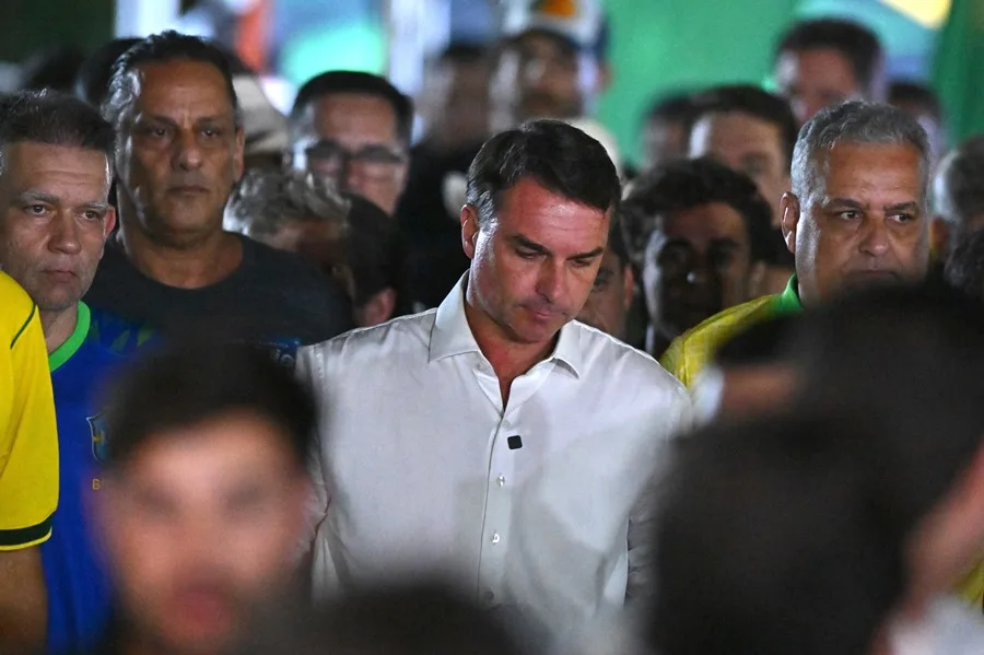Estados Unidos anuncia que acogerá a Flávio Bolsonaro y a su familia