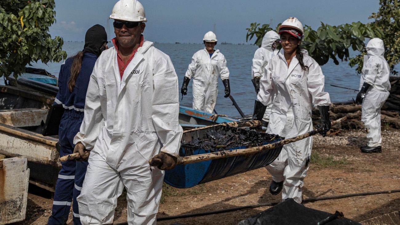 Pescadores luchan contra derrames de petróleo en Venezuela