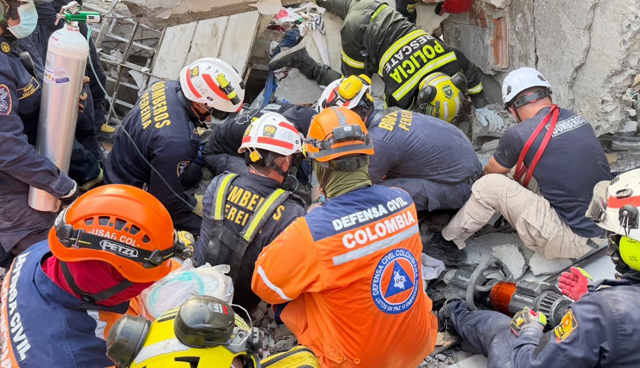 Rescatan con vida a mujer atrapada tras colapso de edificio en Colombia