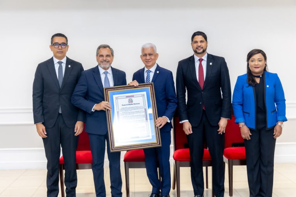 Senado reconoce a Vitelio Mejía y a Junior Noboa por sus aportes al deporte dominicano