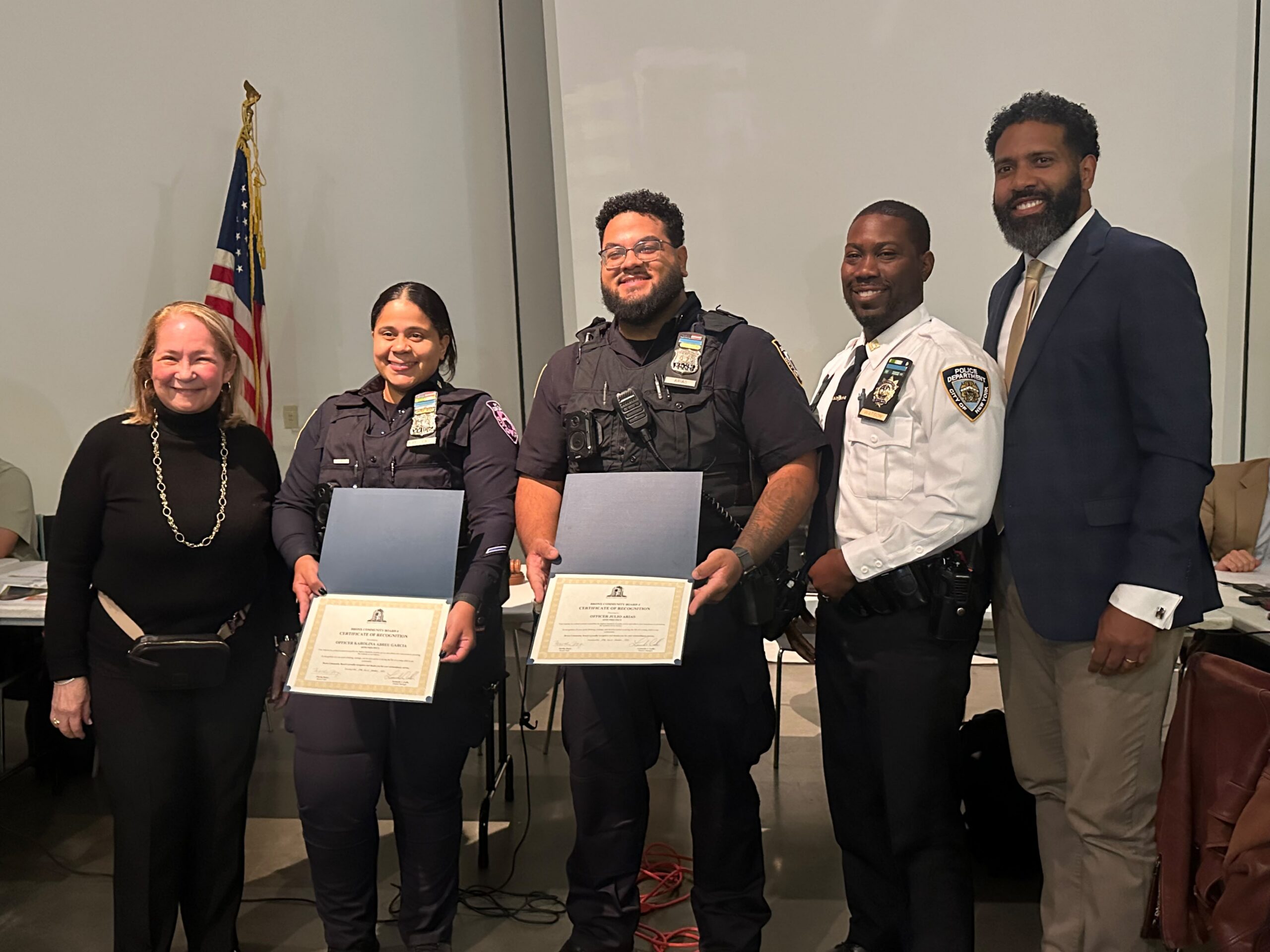 Community Board 4 reconoce como héroes a los oficiales Arias y García por salvar la vida de un infante en el Bronx