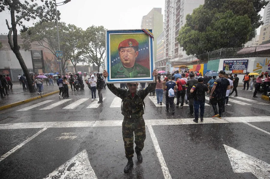 Cientos de venezolanos salen a las calles para recordar el último triunfo electoral de Chávez
