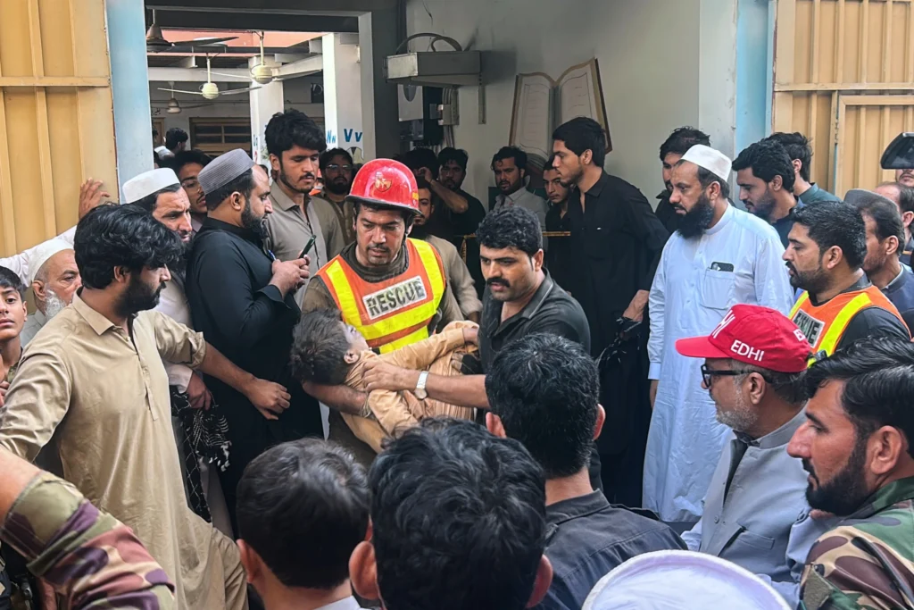 Derrumbe del techo de una escuela en Pakistán deja 34 muertos y más de 50 heridos