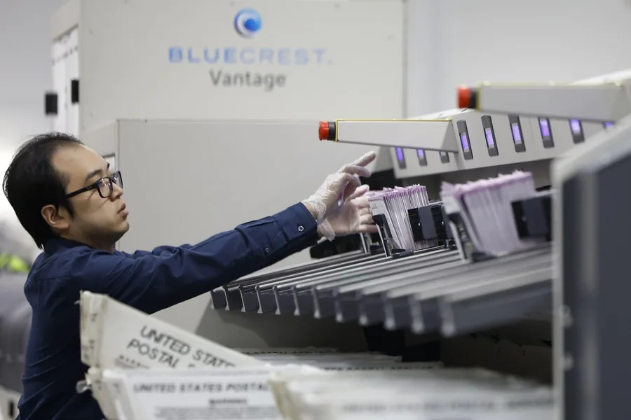 Gobierno de EE.UU. demanda a California para frenar el voto por correo de supuestos indocumentados