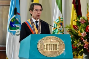 Expresidente Aznar recibe una condecoración del Congreso de Colombia por sus aportes a la democracia