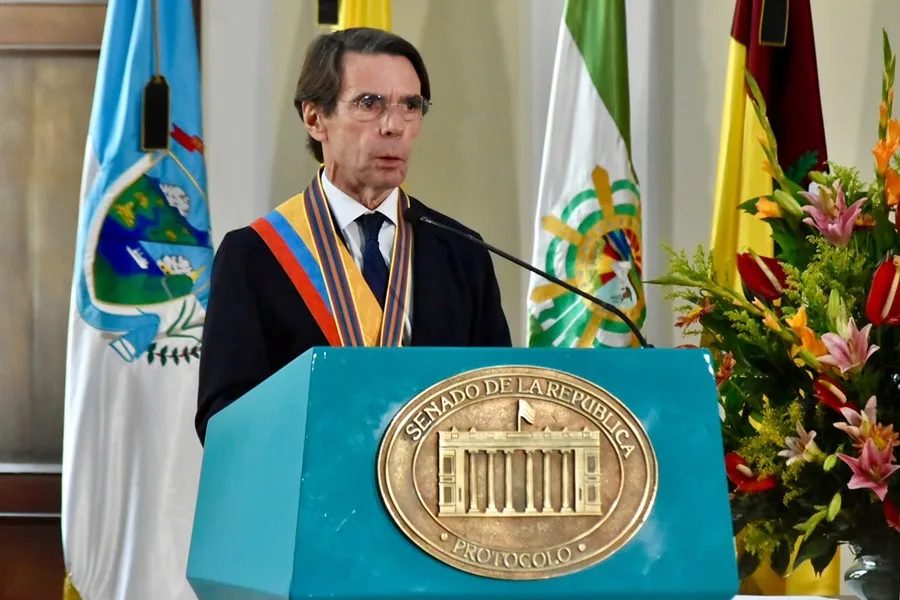 Expresidente Aznar recibe una condecoración del Congreso de Colombia por sus aportes a la democracia
