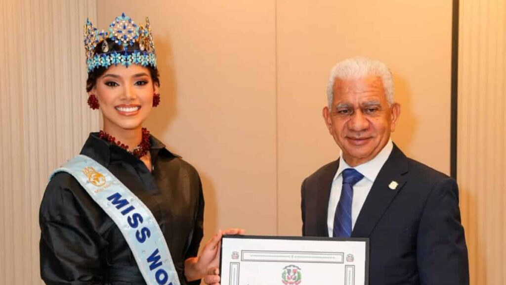 Senado reconoce a Miss Mundo 2026 Joheirry Mola por su trayectoria