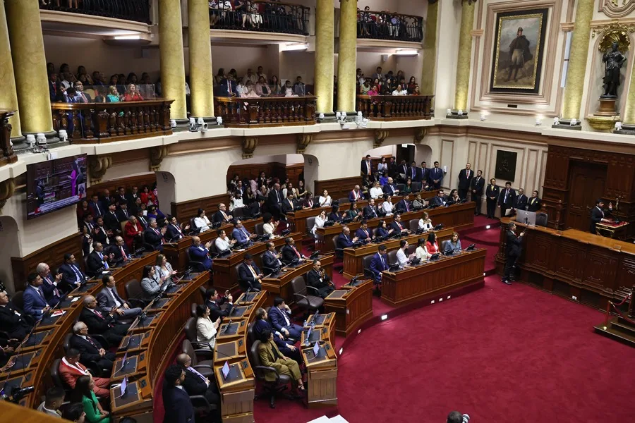 Cámara de Diputados de Perú aprueba otorgar facultades legislativas al Gobierno de Fujimori